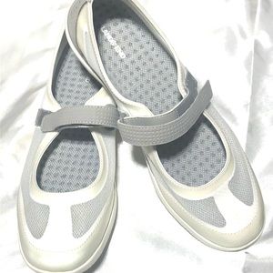 Lands End Women’s canvas Velcro fastened shoe. Size 10